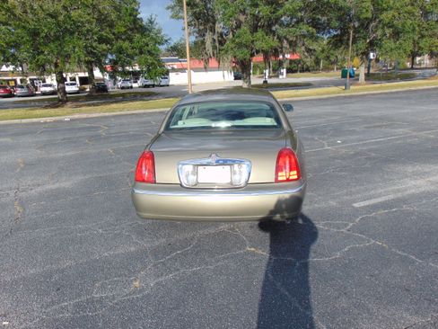 Used 2001 Lincoln Town Car Signature image 2