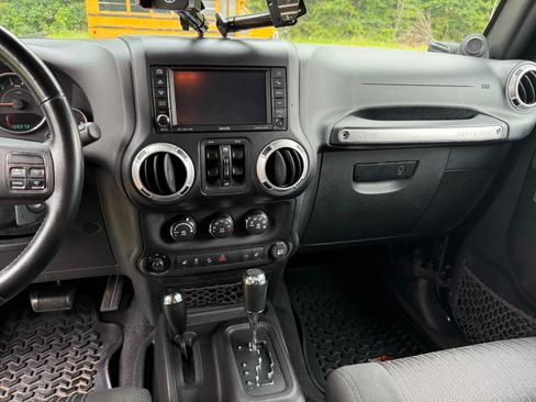 Used 2012 Jeep Wrangler Unlimited Rubicon w/ Dual Top Group AWD/4WD image 9