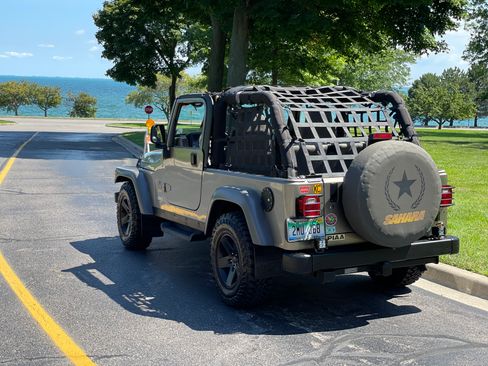 Used 2005 Jeep Wrangler Unlimited Rubicon w/ Sahara Edition Group image 9