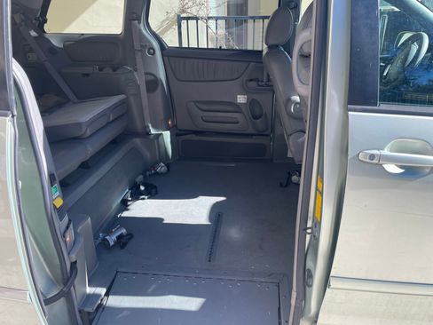 Used 2010 Toyota Sienna XLE image 6