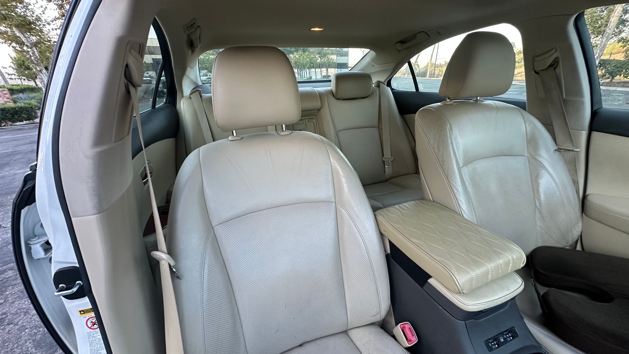Used 2010 Lexus ES 350 w/ Preferred Accessory Package FWD image 12