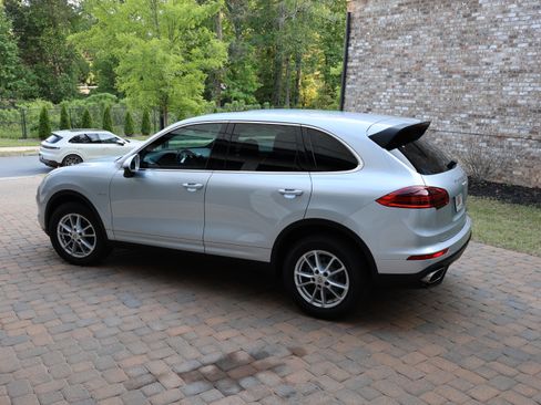 Used 2016 Porsche Cayenne Diesel AWD/4WD image 2