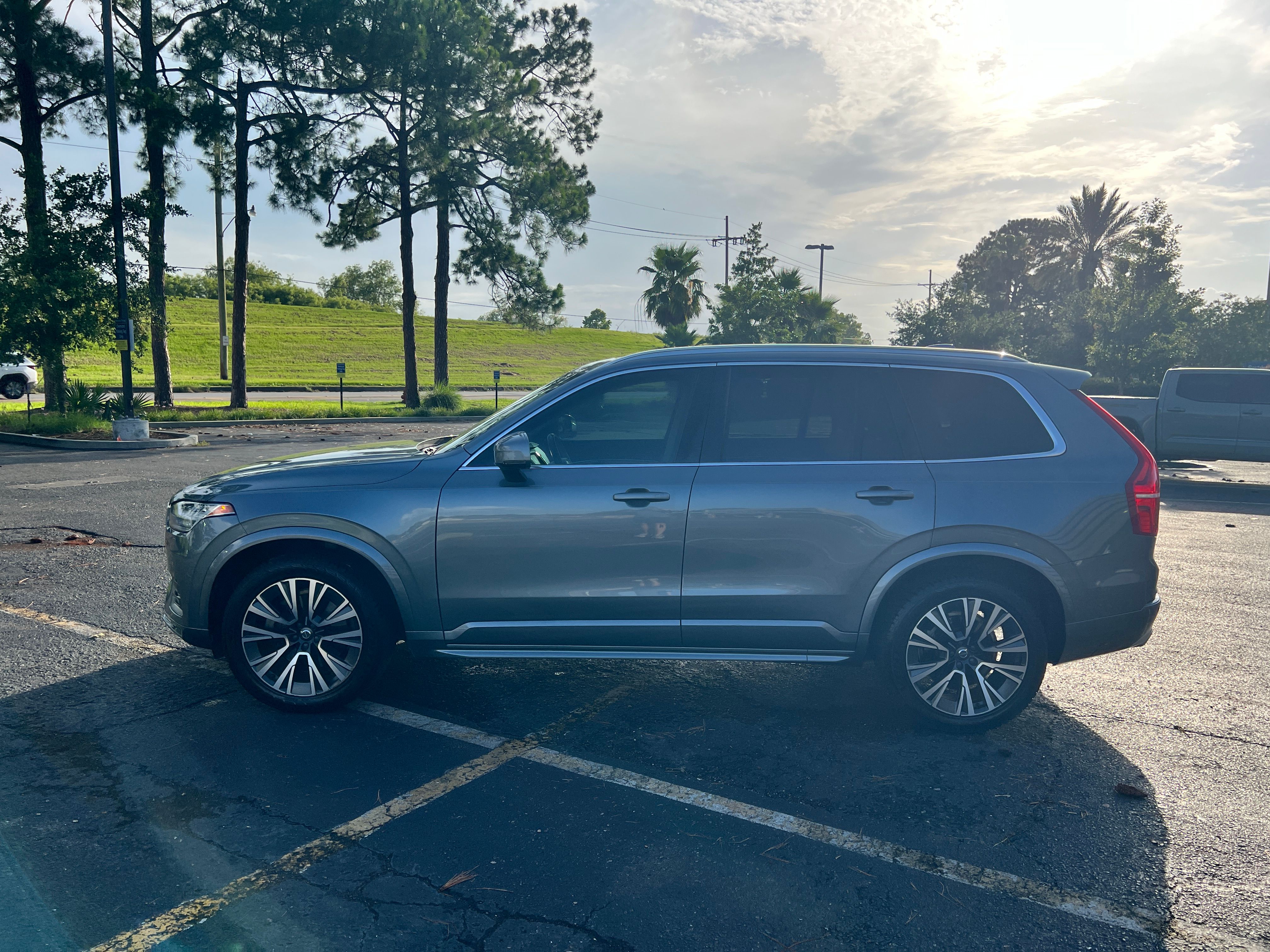 Used 2020 Volvo XC90 T5 Momentum w/ Protection Package Premier FWD image 6