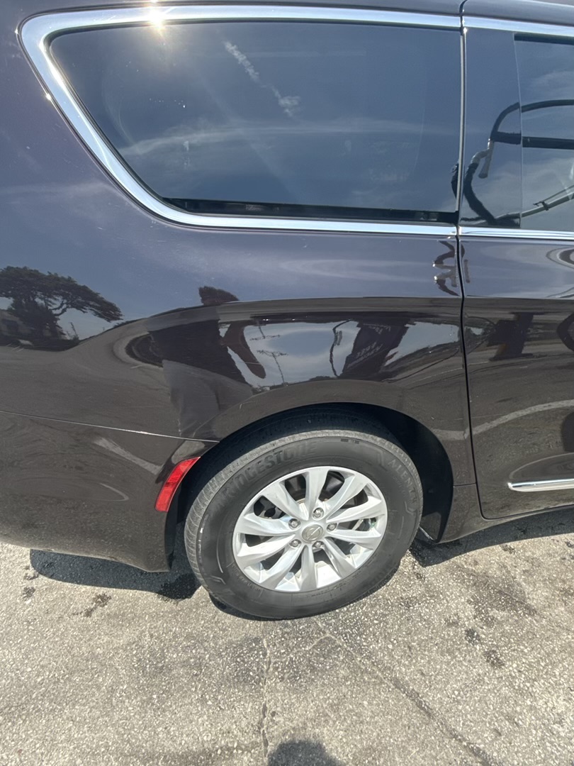 Used 2017 Chrysler Pacifica Touring-L FWD image 6