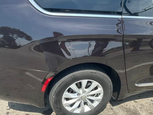 Used 2017 Chrysler Pacifica Touring-L FWD image 6