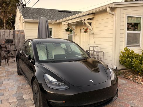 Used 2023 Tesla Model 3 Standard Range image 1