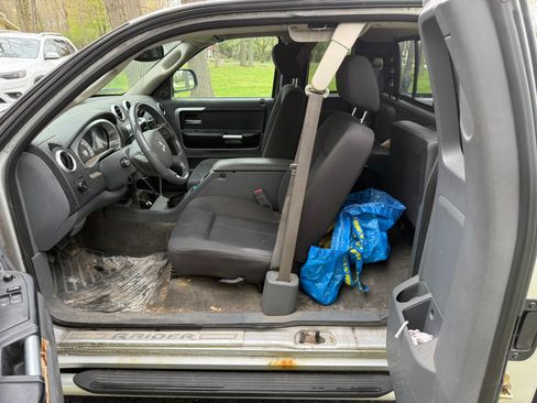 Used 2006 Mitsubishi Raider DuroCross AWD/4WD image 2