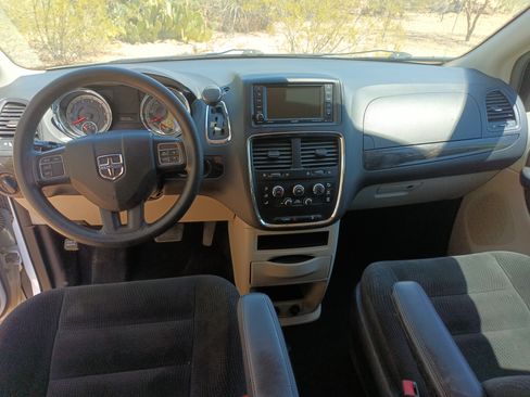 Used 2018 Dodge Grand Caravan SE w/ UConnect Hands-Free Group image 14