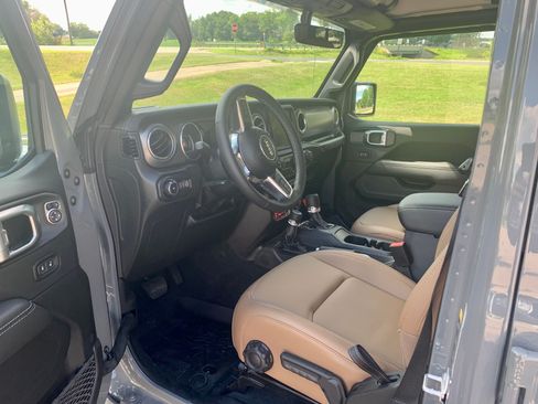 Used 2022 Jeep Wrangler Unlimited Rubicon w/ Steel Bumper Group AWD/4WD image 13