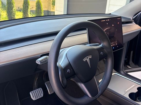 Used 2022 Tesla Model Y Long Range image 21
