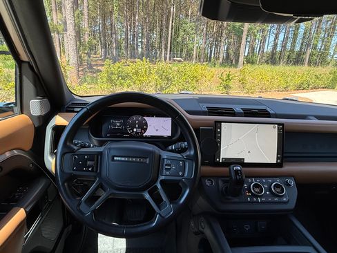 Used 2023 Land Rover Defender 130 X-Dynamic SE AWD/4WD image 9