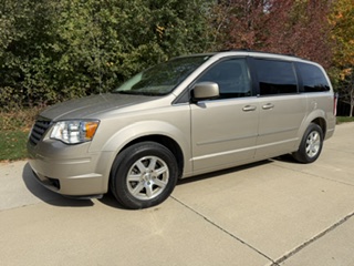 Used 2009 Chrysler Town & Country Touring FWD image 1