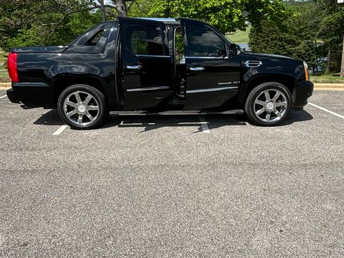 Used 2007 Cadillac Escalade EXT Sport Utility Pickup 4D 5 1/4 w/ Information Package image 14