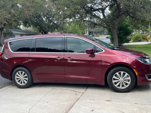 Used 2018 Chrysler Pacifica Touring Plus image 2