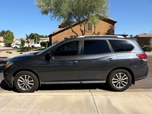 Used 2014 Nissan Pathfinder SV image 2