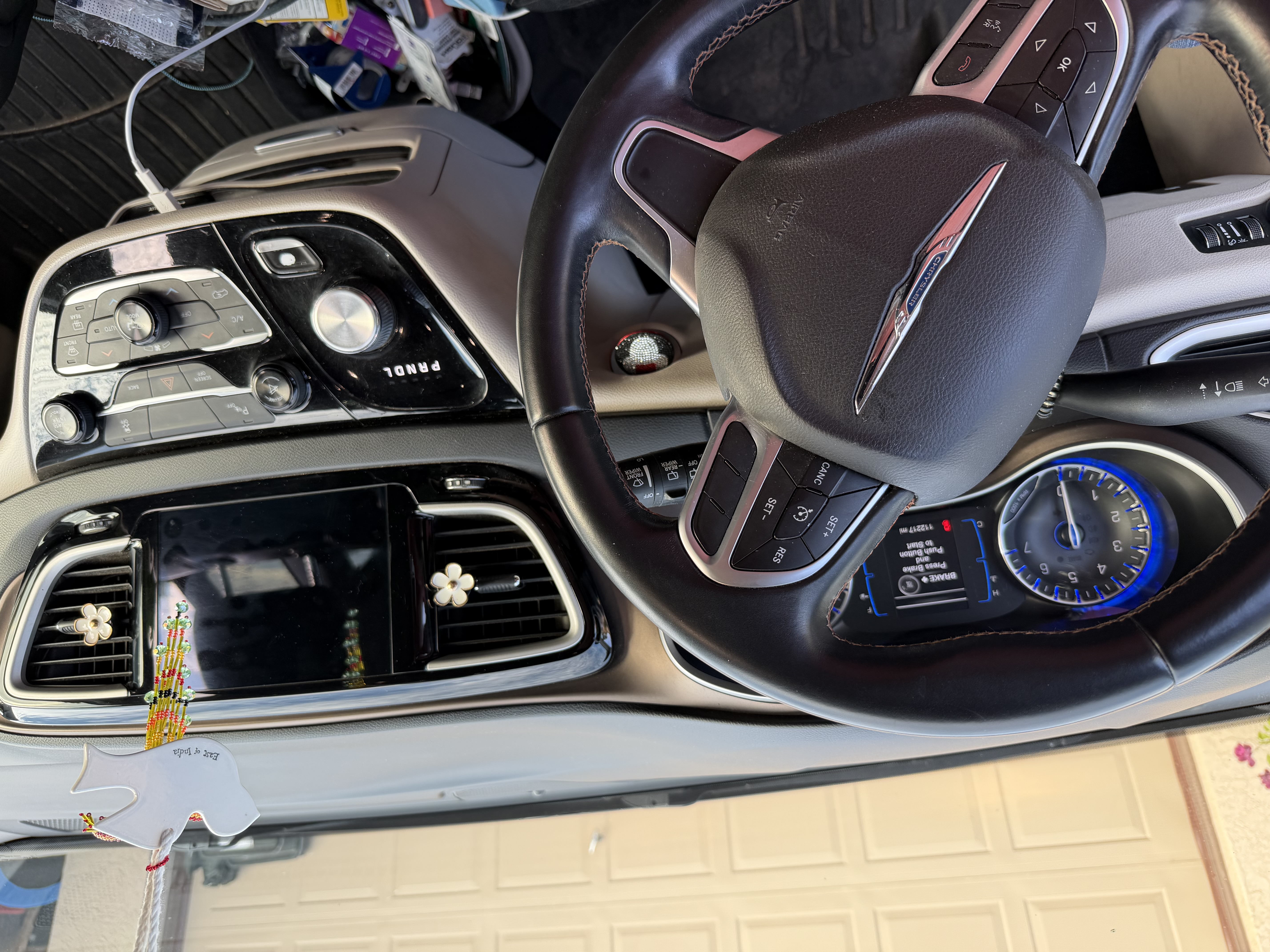 Used 2017 Chrysler Pacifica Touring-L FWD image 9