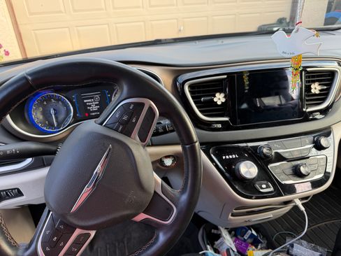 Used 2017 Chrysler Pacifica Touring-L FWD image 9