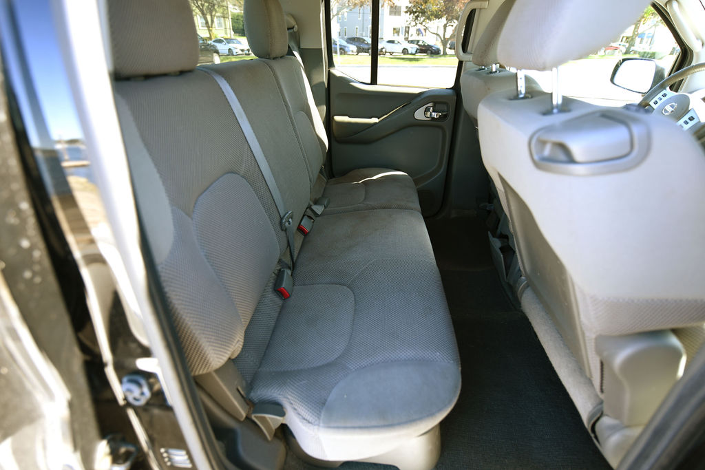 Used 2011 Nissan Frontier SV w/ SV Premium Utility Pkg AWD/4WD image 12
