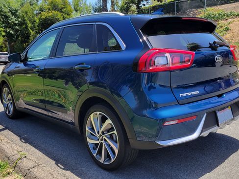 Used 2017 Kia Niro Touring w/ Advanced Technology Package image 8