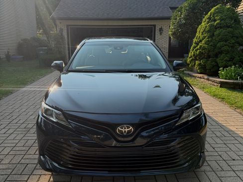 Used 2018 Toyota Camry LE w/ Convenience Package FWD image 2
