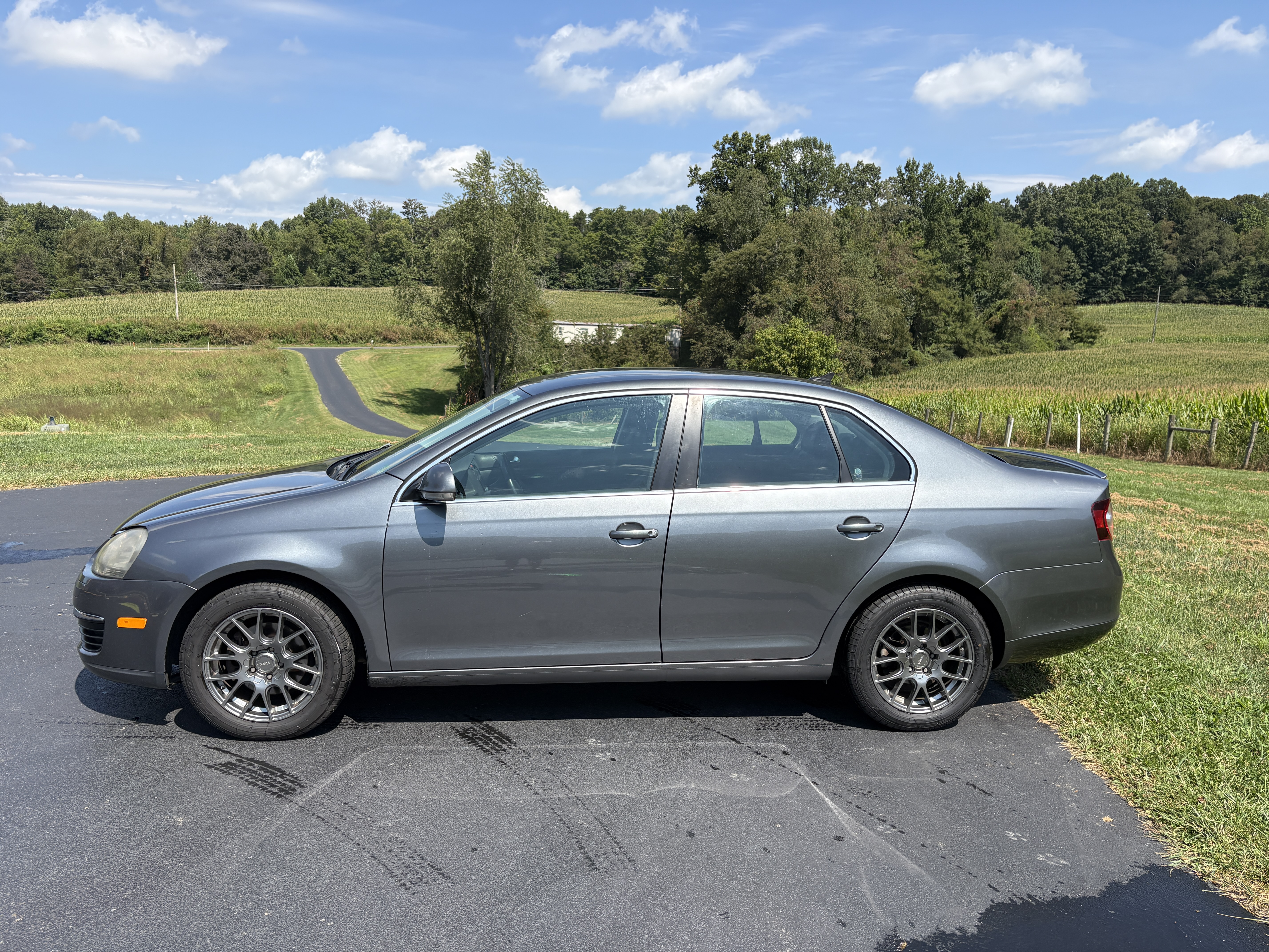 Used 2010 Volkswagen Jetta TDI FWD image 2