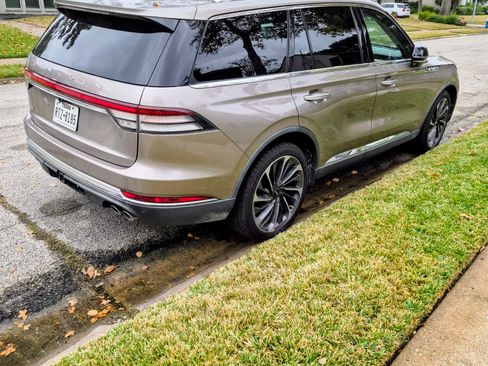 Used 2020 Lincoln Aviator Reserve w/ Equipment Group 202A image 2