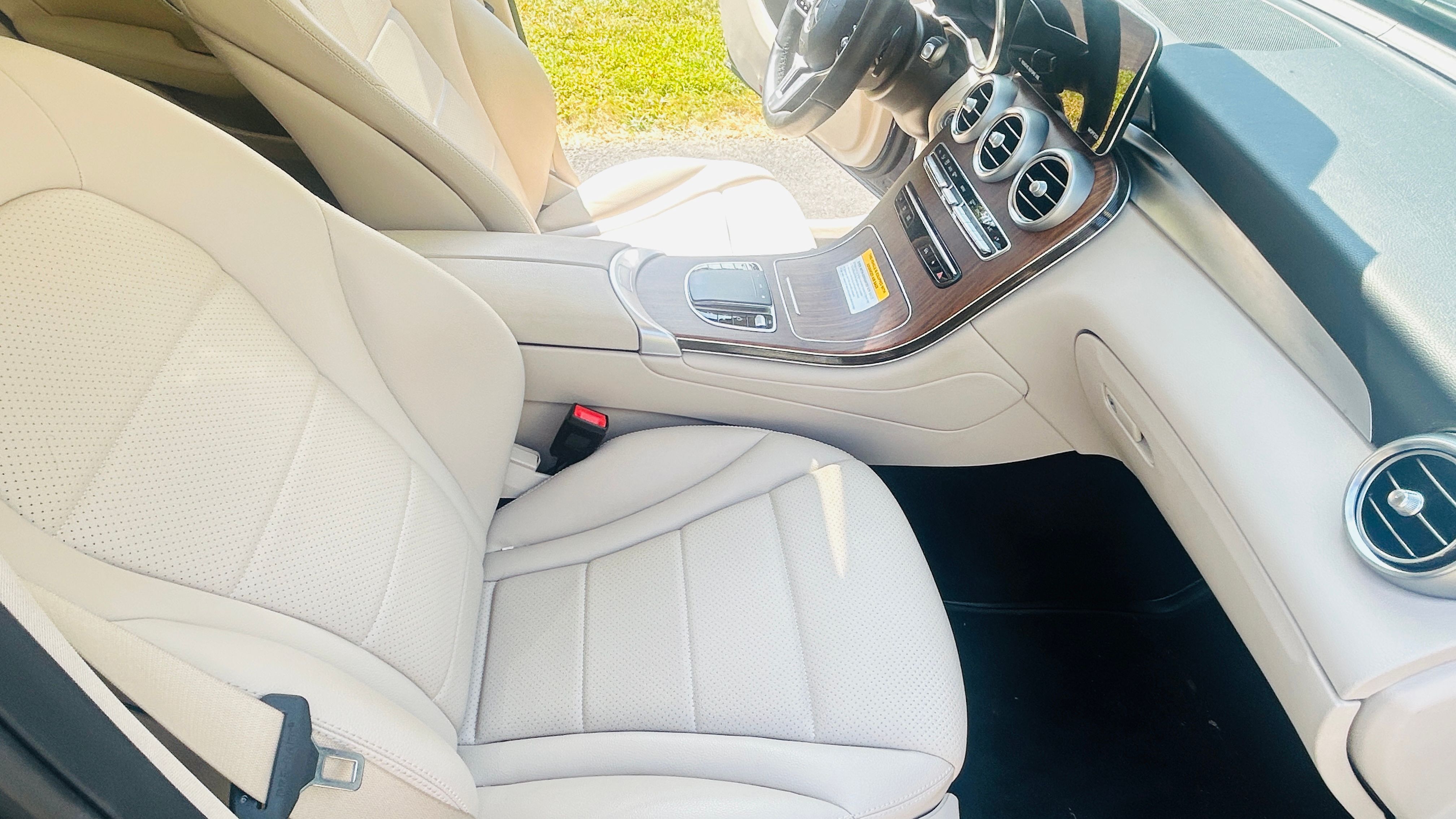 Used 2022 Mercedes-Benz GLC 300 4MATIC image 11
