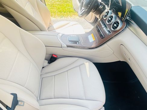 Used 2022 Mercedes-Benz GLC 300 4MATIC image 11
