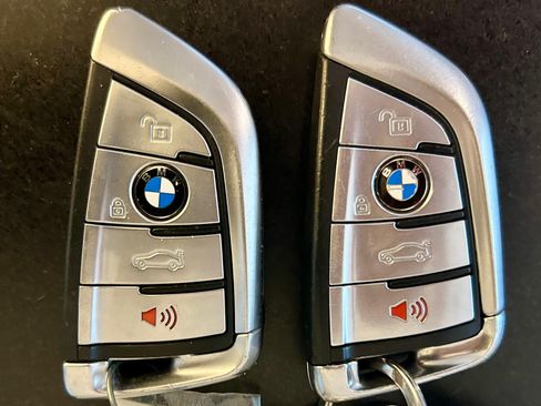 Used 2019 BMW 750i image 11