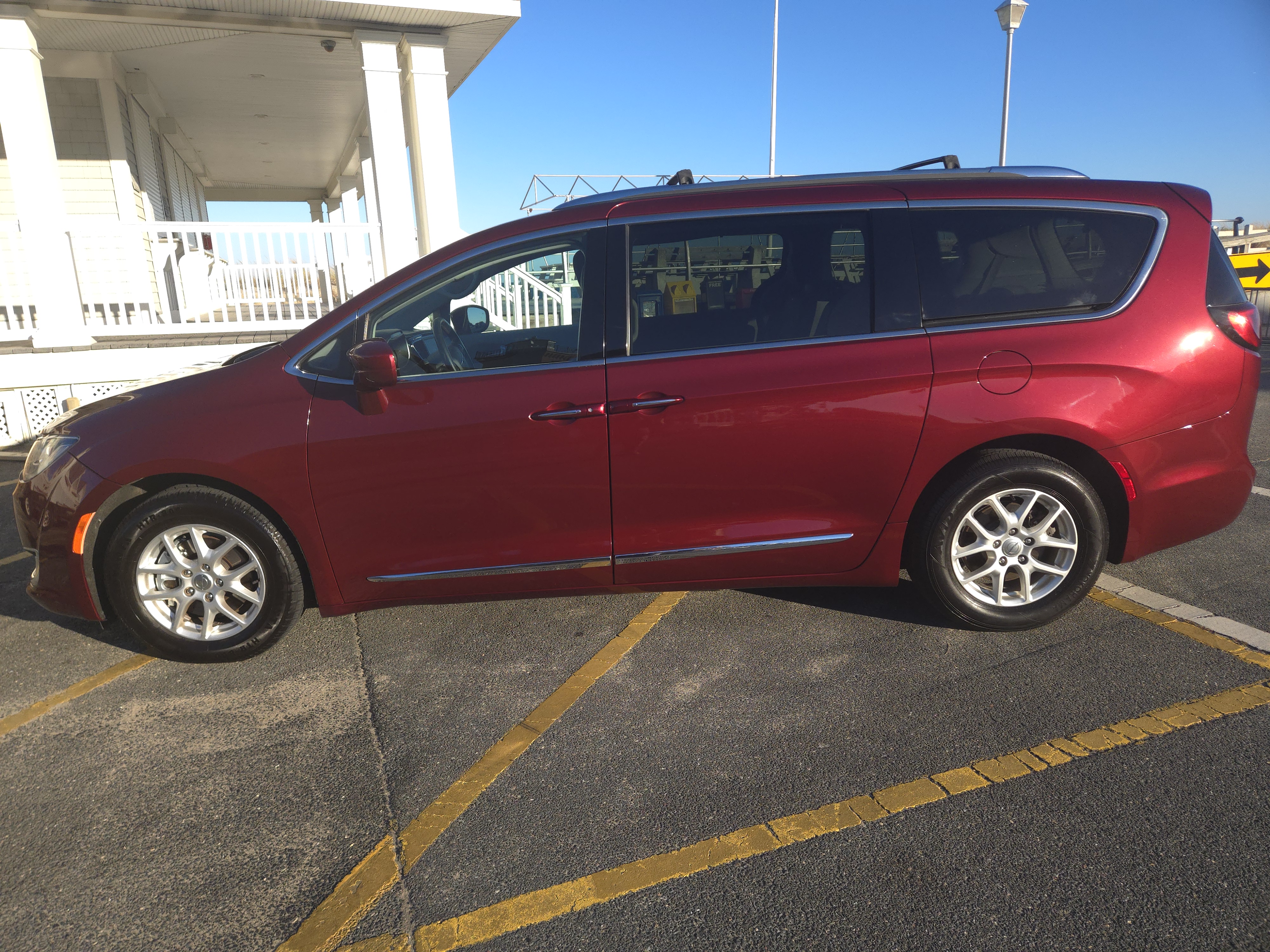 Used 2020 Chrysler Pacifica Touring-L FWD image 1
