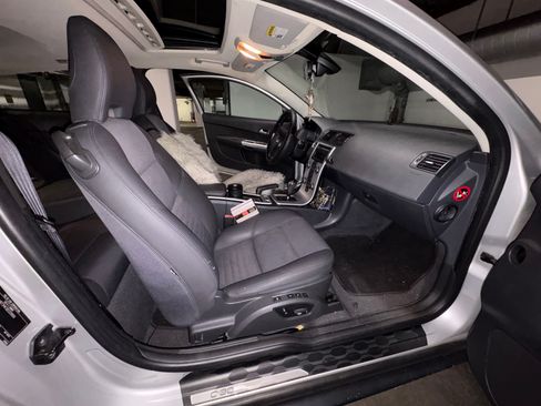 Used 2011 Volvo C30 FWD image 8