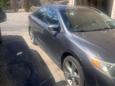 Used 2012 Toyota Camry SE w/ Leather Pkg FWD image 2