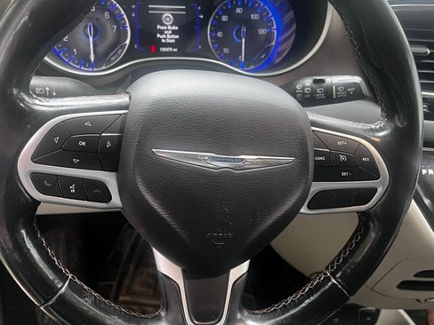 Used 2018 Chrysler Pacifica Touring-L image 9