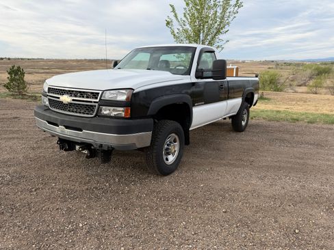Used 2005 Chevrolet Silverado 2500 W/T w/ Snow Plow Prep Package AWD/4WD image 4