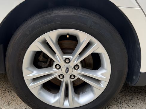 Used 2013 Ford Taurus SEL FWD image 20
