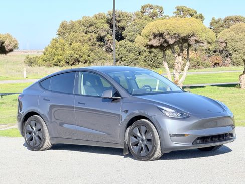 Used 2023 Tesla Model Y Long Range image 1