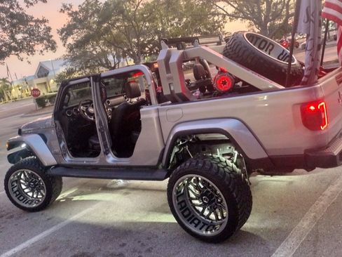 Used 2020 Jeep Gladiator Overland AWD/4WD image 1