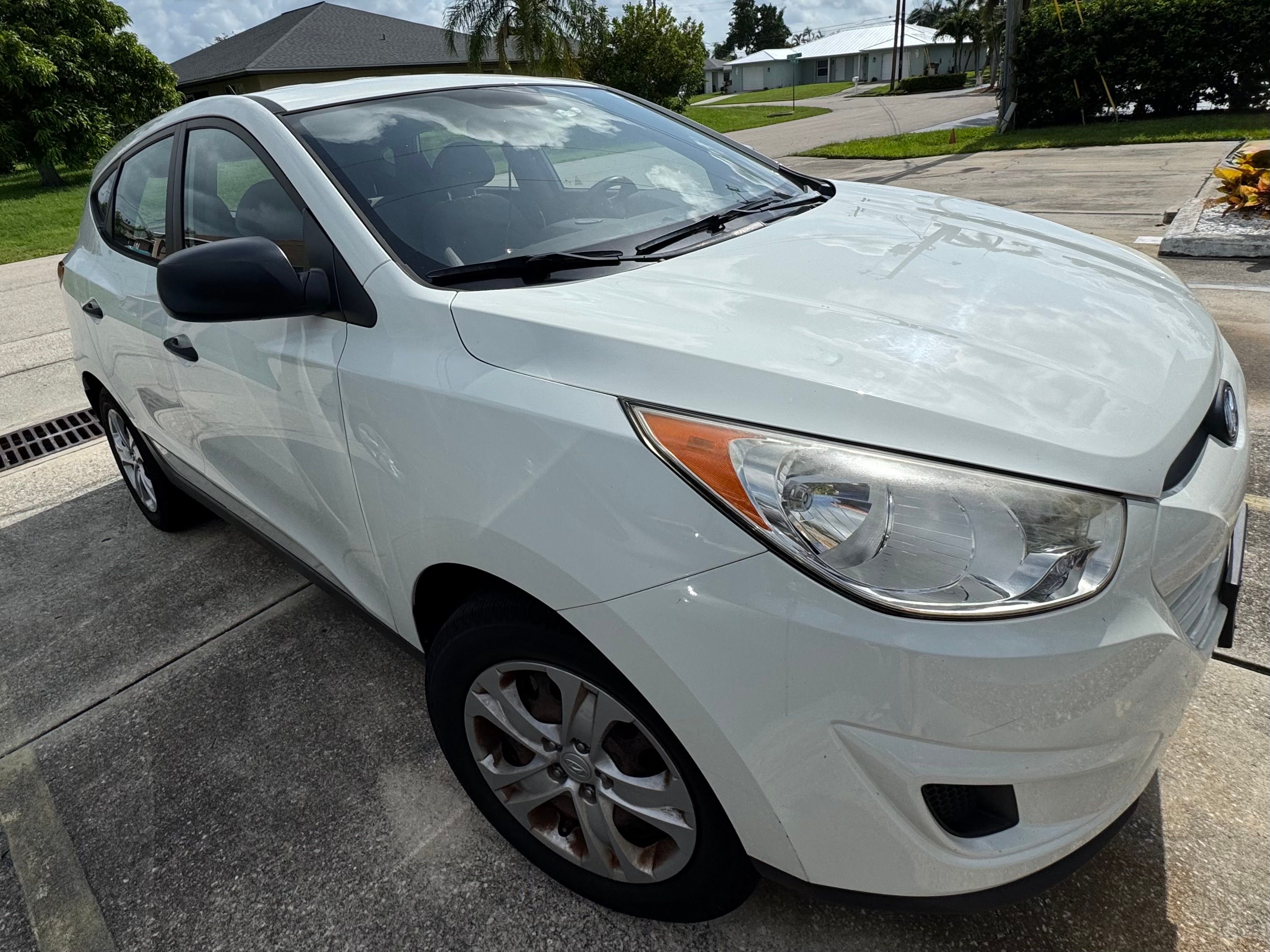 Used 2010 Hyundai Tucson GLS FWD image 2