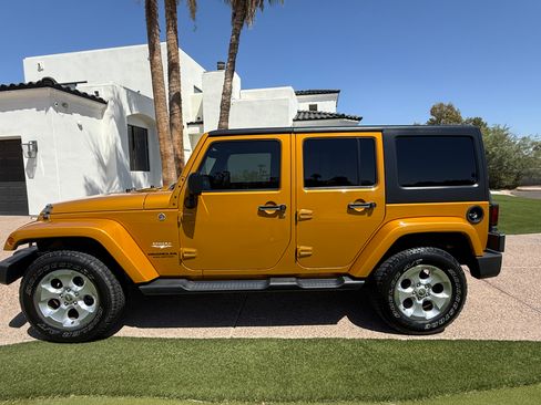 Used 2014 Jeep Wrangler Unlimited Sahara w/ Connectivity Group AWD/4WD image 5