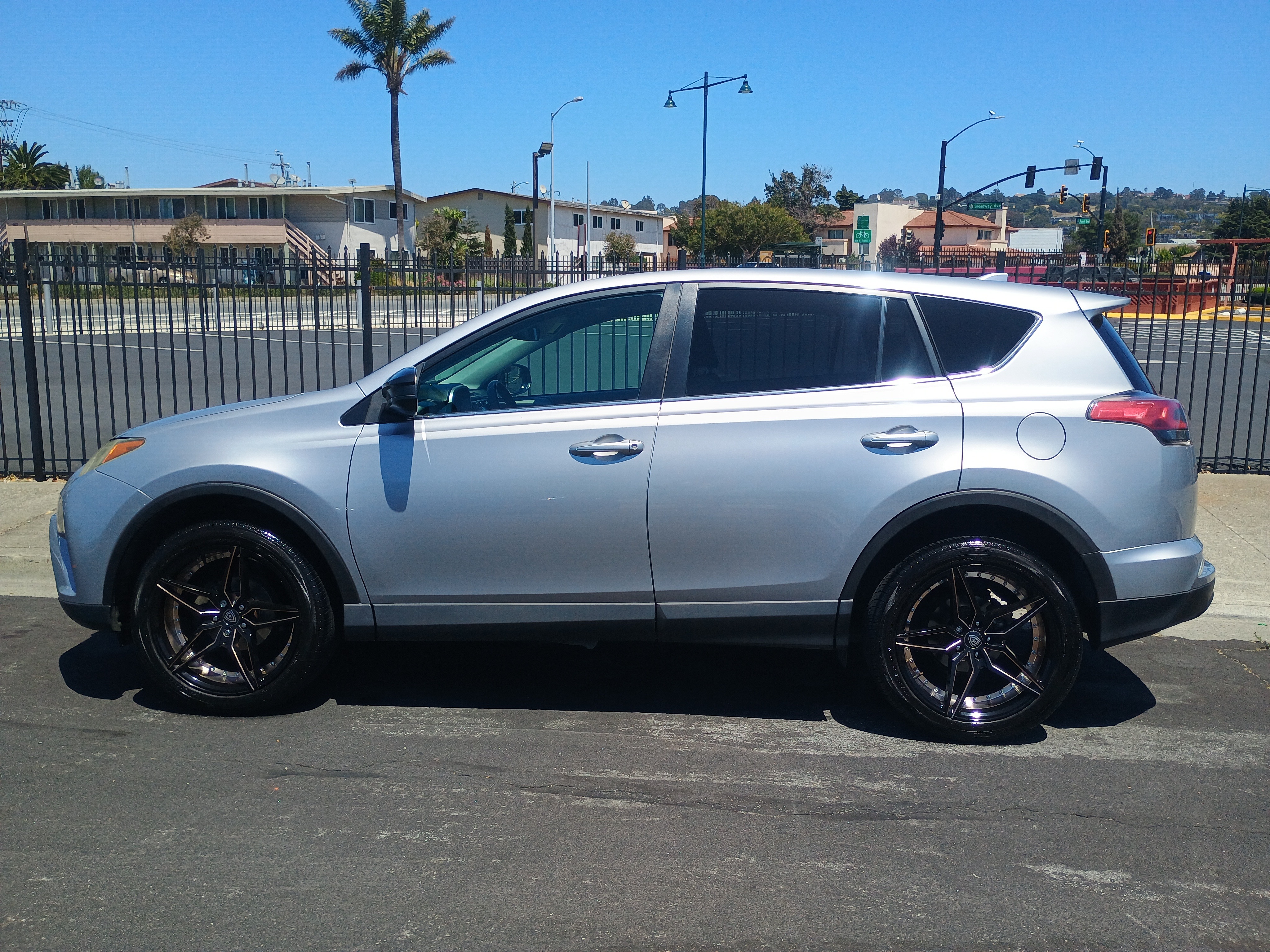 Used 2018 Toyota RAV4 LE FWD image 1