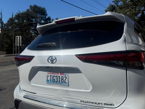 Used 2023 Toyota Highlander Platinum image 29