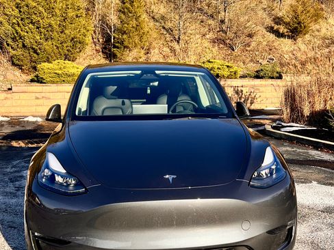 Used 2023 Tesla Model Y Long Range image 4