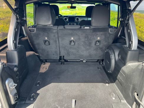 Used 2018 Jeep Wrangler Unlimited Sahara image 9