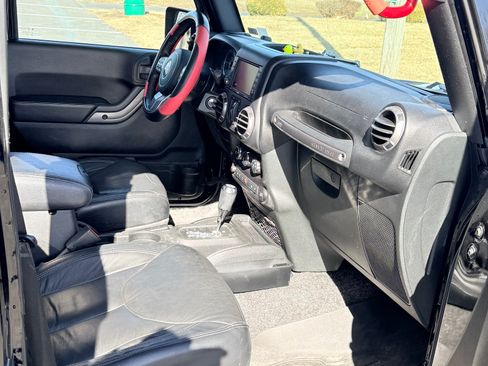 Used 2018 Jeep Wrangler Unlimited Sahara image 6