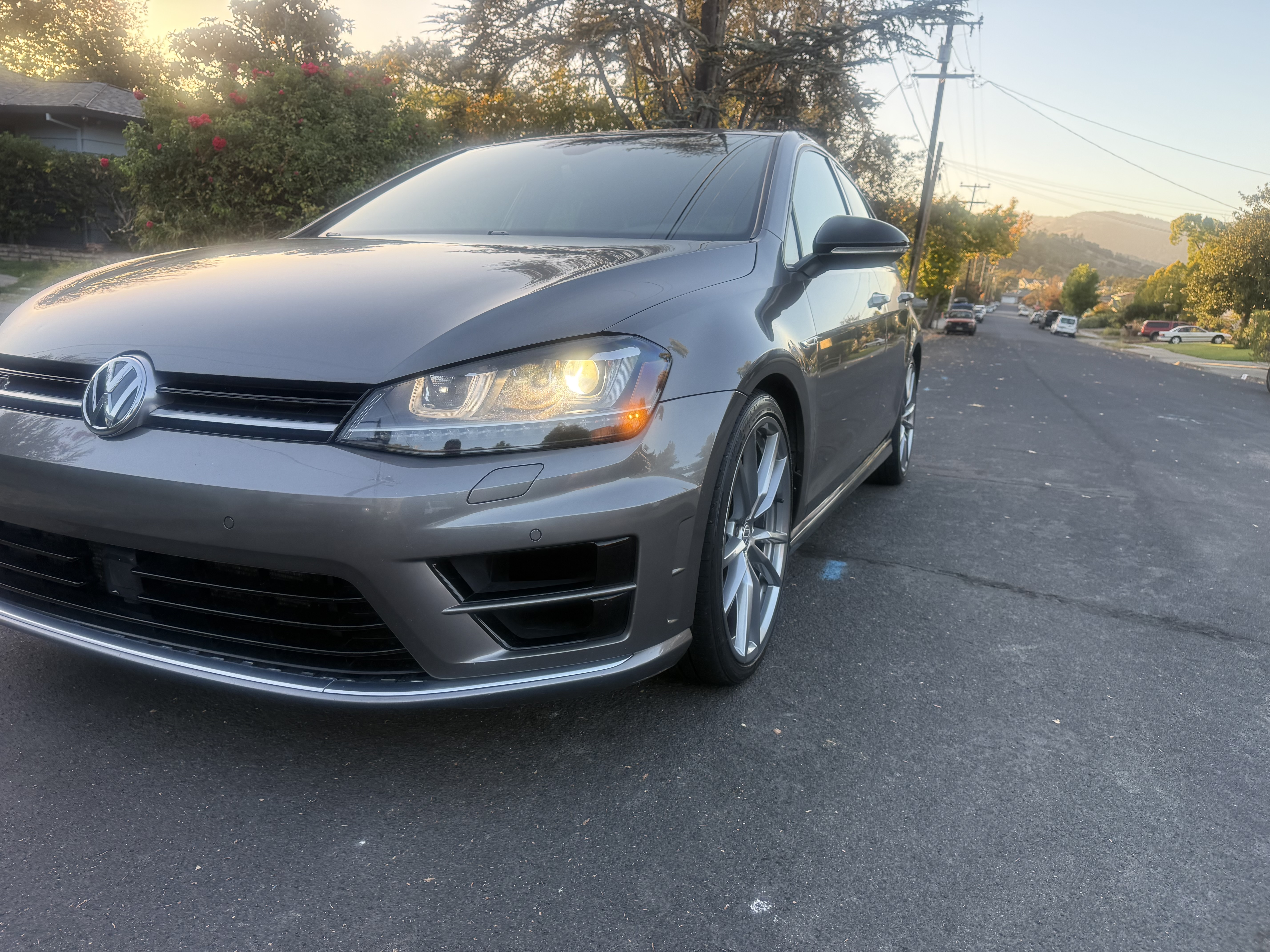 Used 2017 Volkswagen Golf 4-Door AWD/4WD image 1