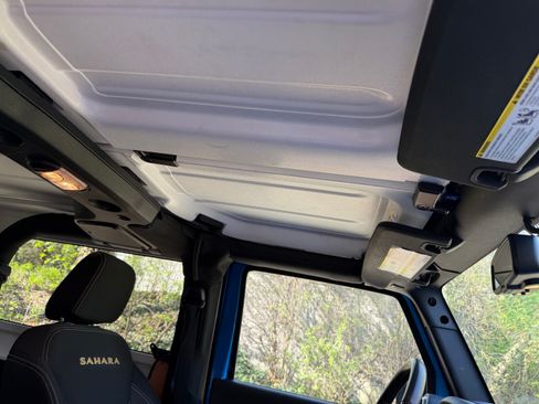 Used 2015 Jeep Wrangler Sahara w/ Connectivity Group AWD/4WD image 10