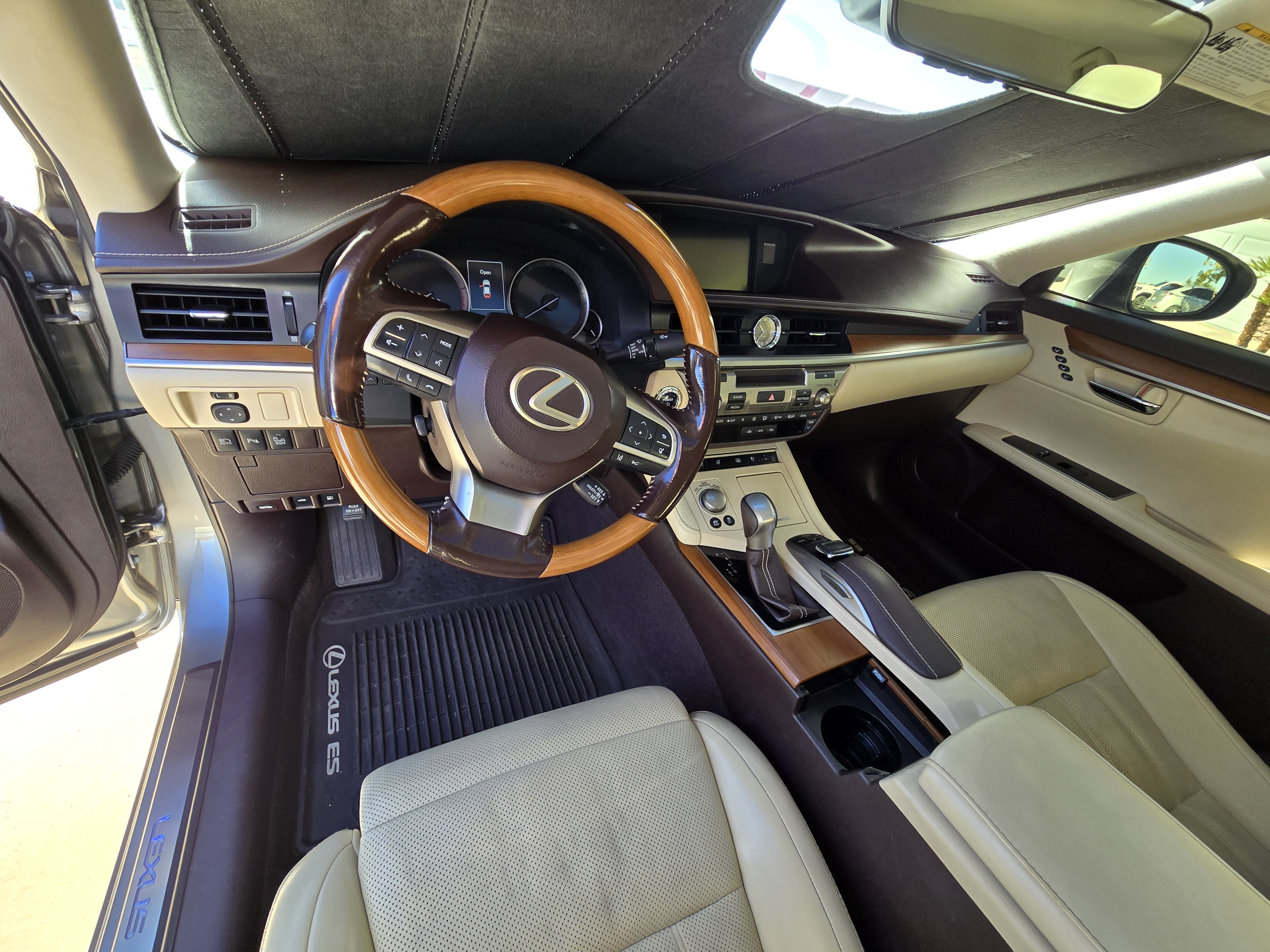 Used 2017 Lexus ES 300h w/ Ultra Luxury Package FWD image 12