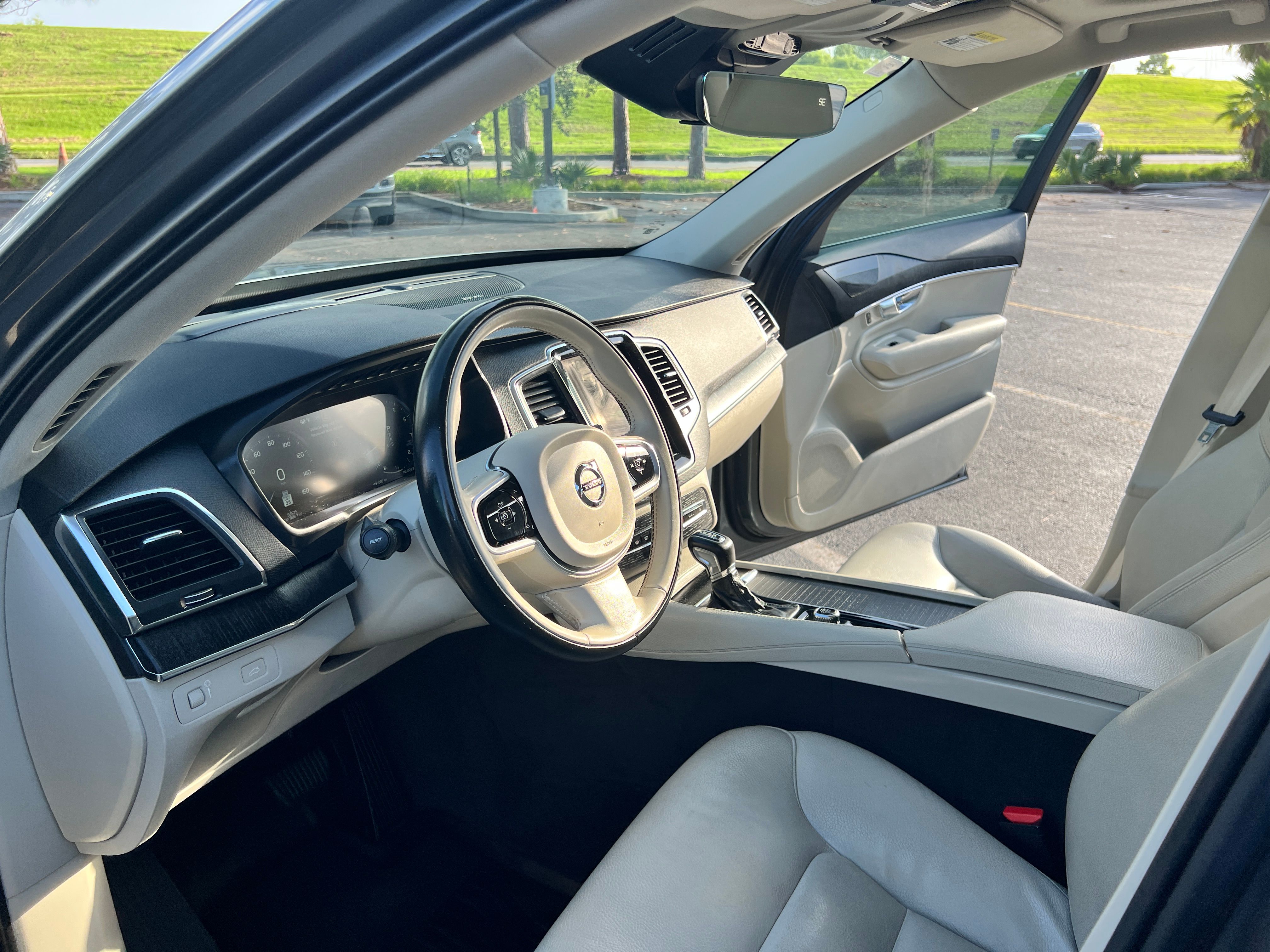 Used 2020 Volvo XC90 T5 Momentum w/ Protection Package Premier FWD image 15