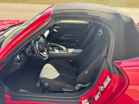 Used 2018 FIAT 124 Spider Classica w/ Technology & Siriusxm Group image 18