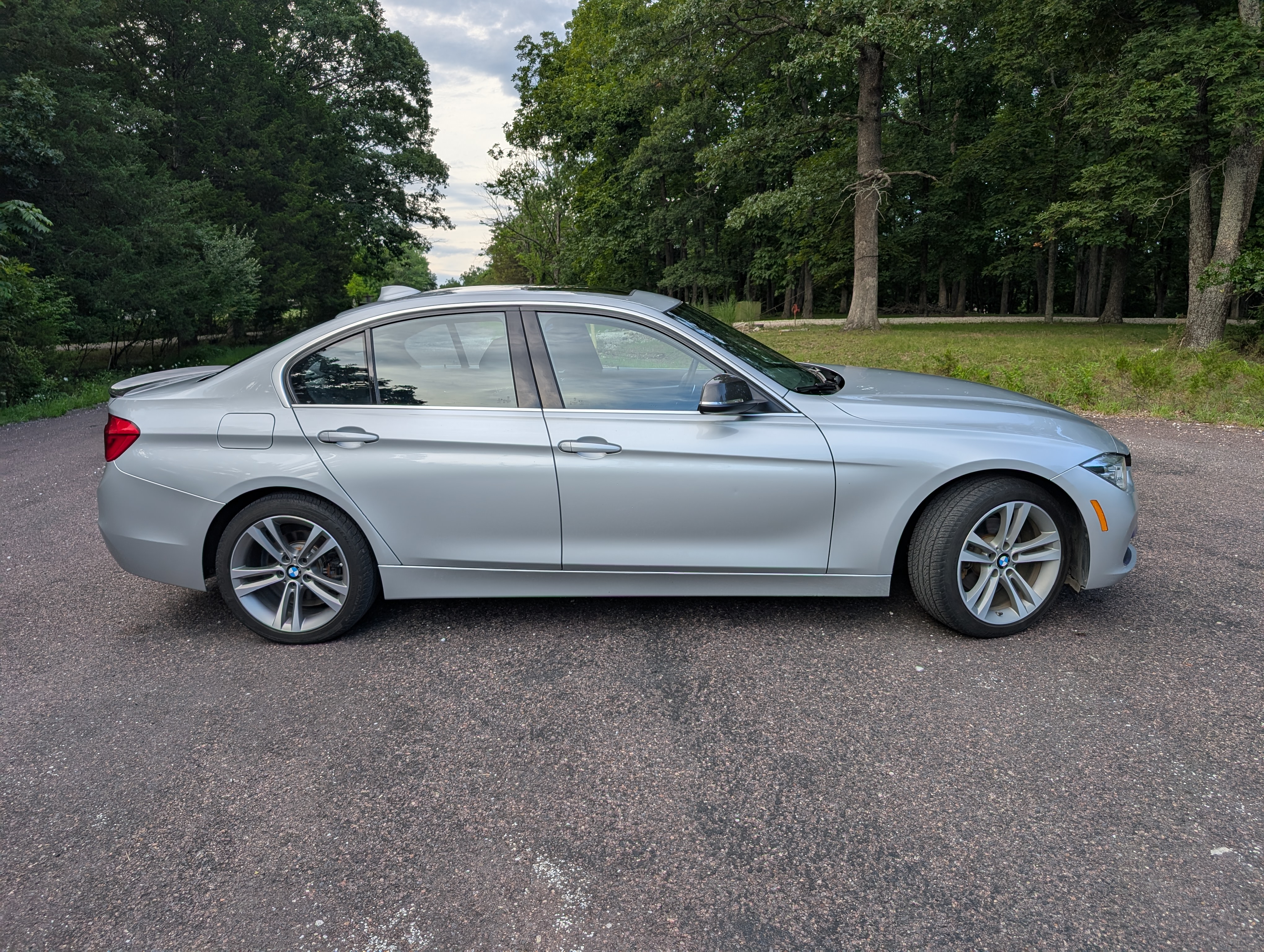 Used 2017 BMW 330i xDrive Sedan AWD/4WD image 11